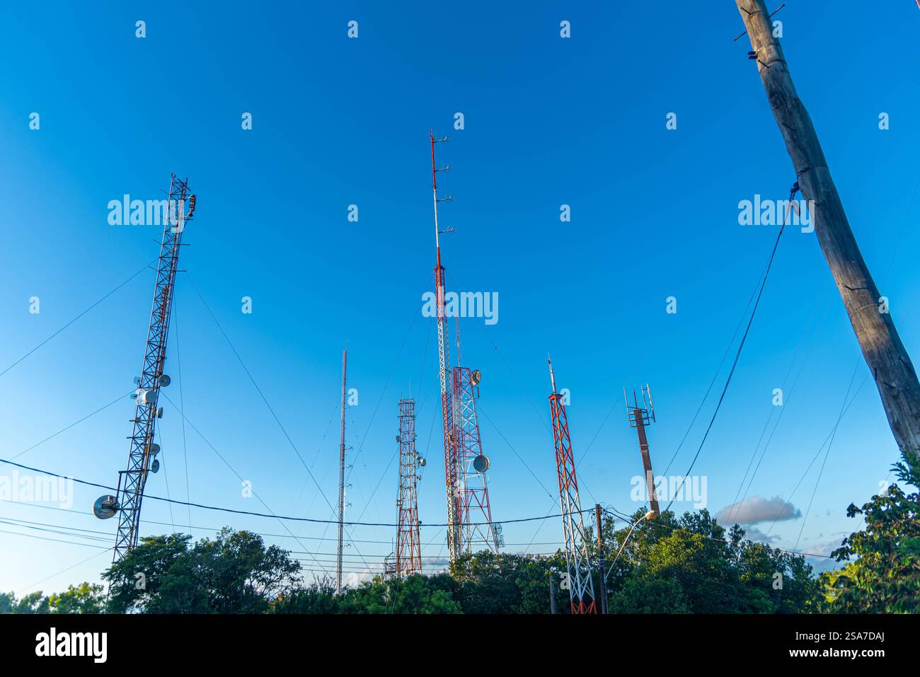 Torri per telecomunicazioni e trasmissione di dati su Internet. Foto Stock