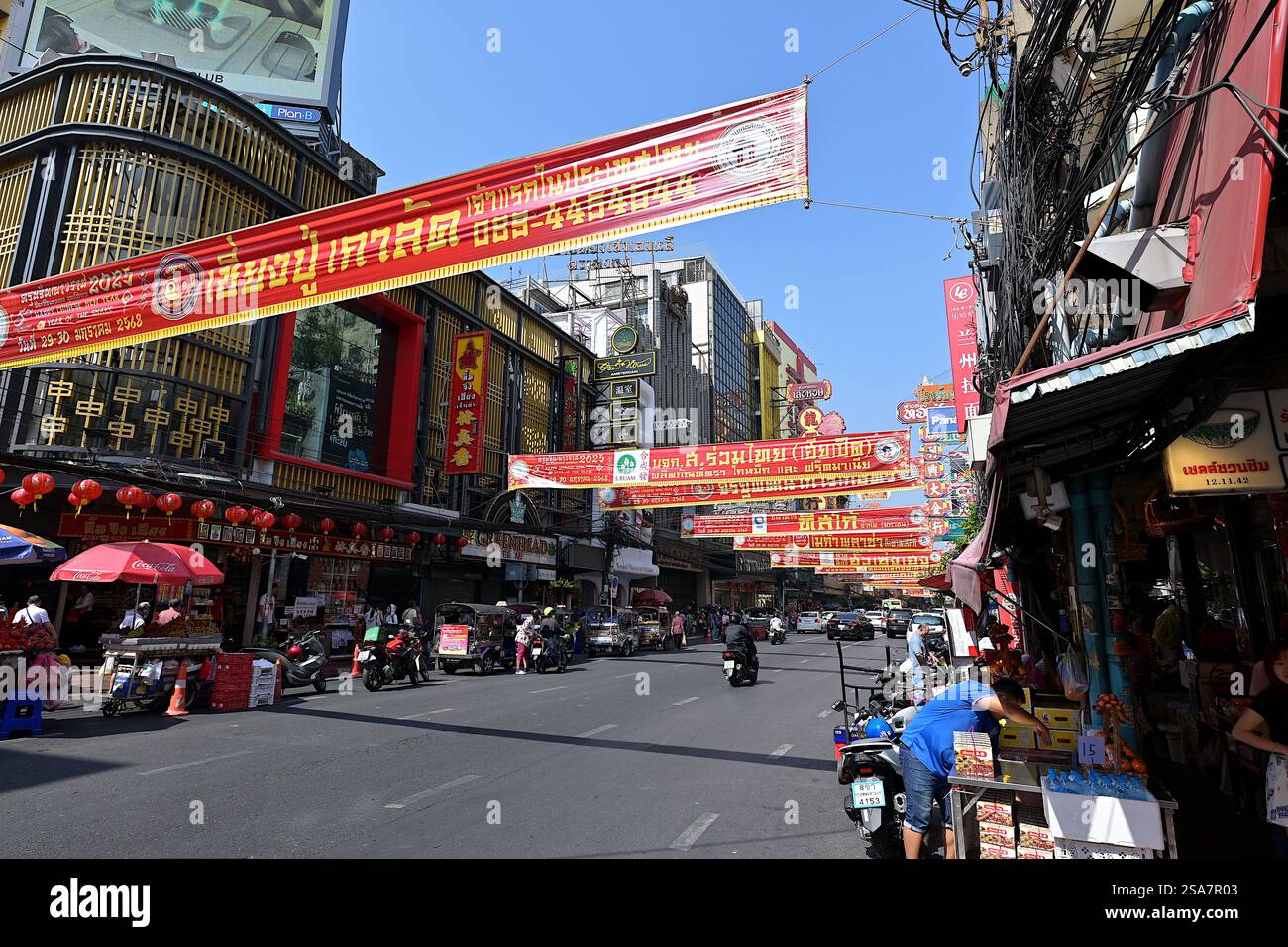 Yaowarat Road a Chinatown decorata con colorate bandiere rosse mentre la capitale thailandese celebra il capodanno cinese 2025, Bangkok, Thailandia Foto Stock