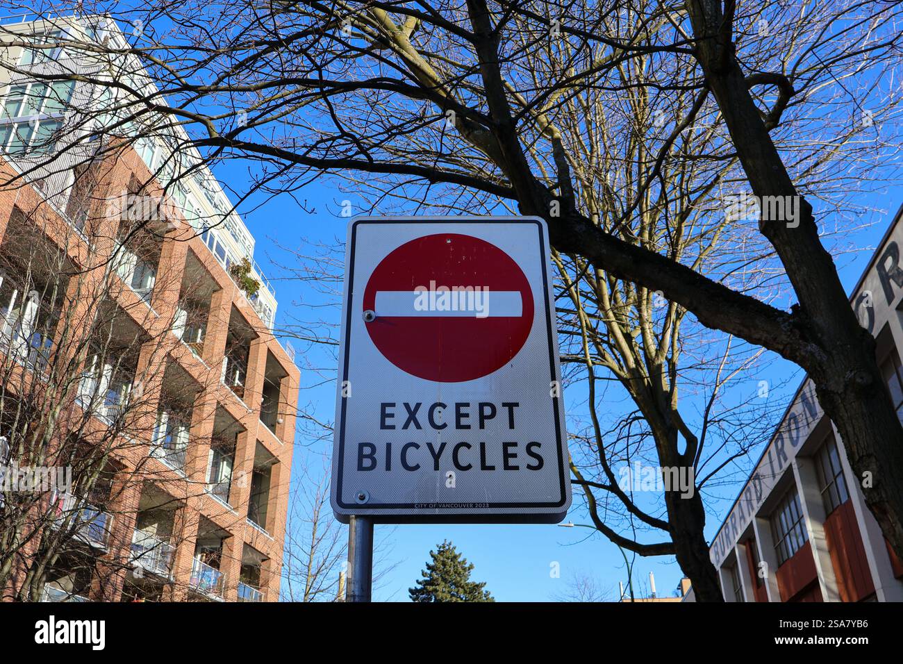 Un cartello "non entrare" indica una pista ciclabile situata al di fuori di Main Street a Vancouver, British Columbia. Foto Stock
