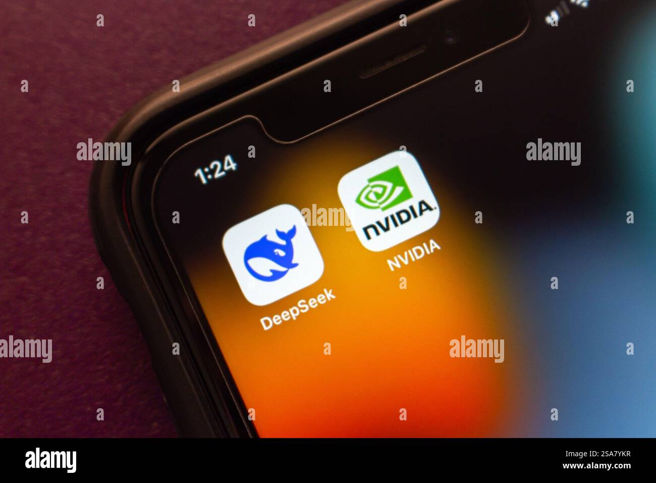 I logo DeepSeek e NVIDIA sono visualizzati su un iPhone, che rappresenta la tecnologia ai e l'industria dei semiconduttori. Foto Stock