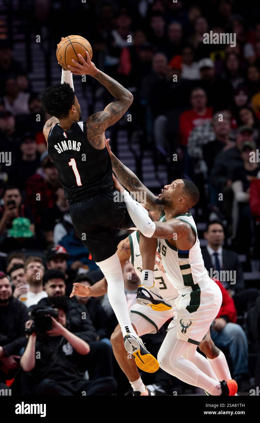 Portland Trail Blazers guard Anfernee Simons, left, shoots the ball over Milwaukee Bucks guard Damian Lillard, right, during the first half of an NBA basketball game Tuesday, Jan. 28, 2025, in Portland, Ore. (AP Photo/Howard Lao) Foto Stock