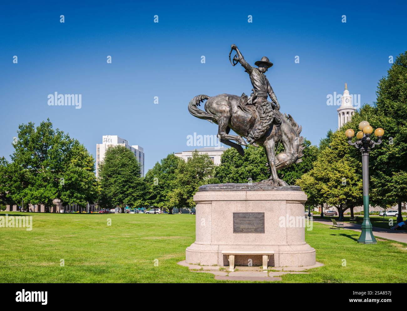 Denver, Colorado USA - 27 giugno 2018: Bronco Buster è una statua del 1920 di Alexander Phimister Proctor nel quartiere Capital Hill di Denver. Foto Stock