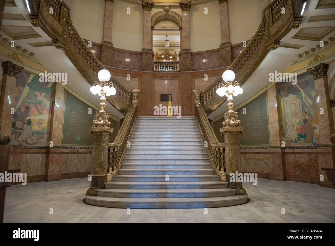 Denver, CO USA - 27 giugno 2018: Grande scalinata all'interno dell'edificio del Campidoglio dello Stato del Colorado. Foto Stock