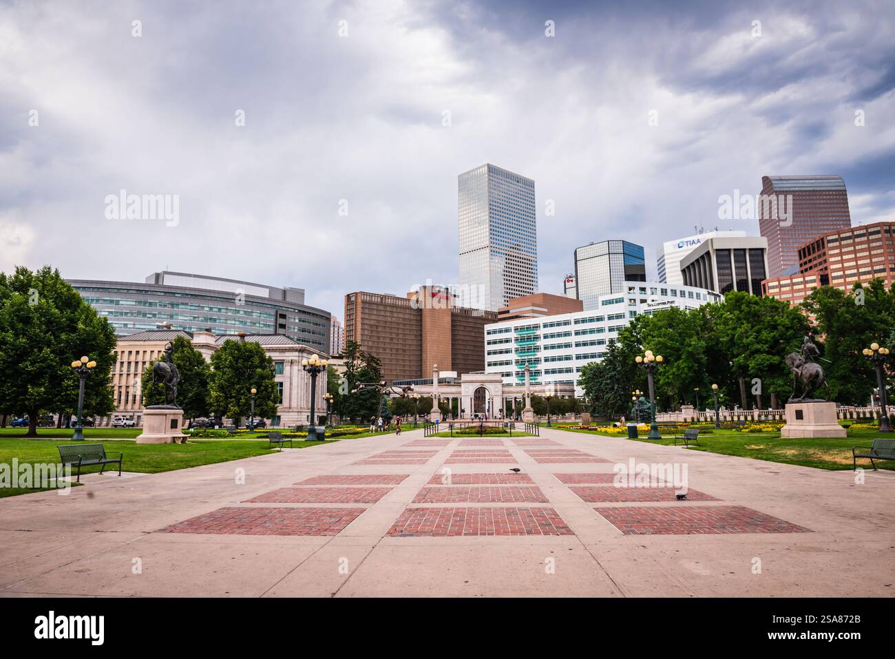 Denver, Colorado USA - 27 giugno 2018: Il Civic Center Park è uno spazio verde punteggiato di fontane, statue e un anfiteatro greco. Foto Stock