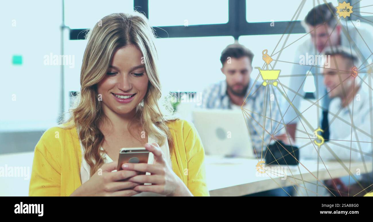 Immagine di una rete commerciale di vendita al dettaglio su una donna caucasica felice che utilizza lo smartphone in un ufficio informale Foto Stock