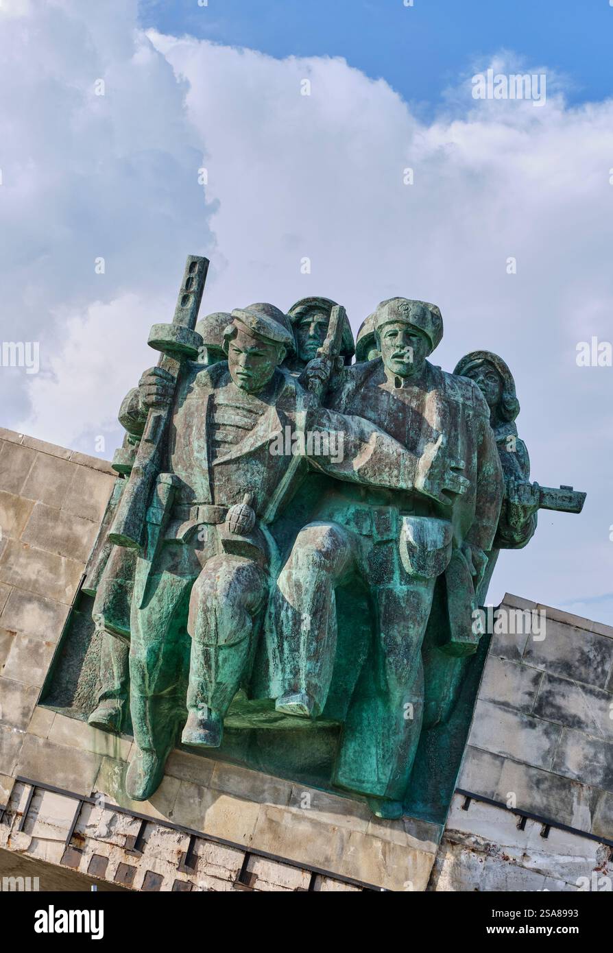 Novorossiysk, Russia - 2 settembre 2024: Scultura in bronzo dal Malaya Zemlya Memorial. Le figure del gruppo di sbarco trasmettono coraggio, determinazione, simboli Foto Stock