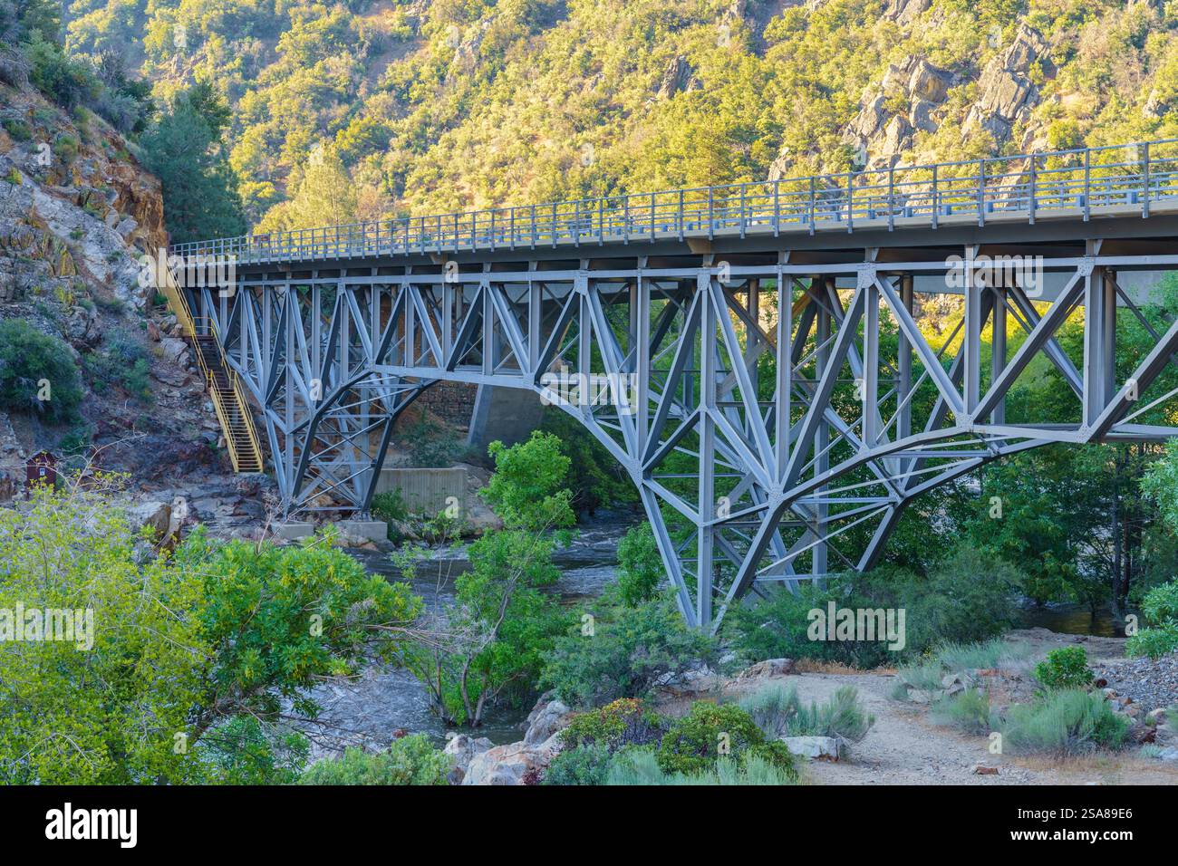 Vista panoramica del ponte Johnsondale sul fiume Kern a Camp Nelson, California Foto Stock