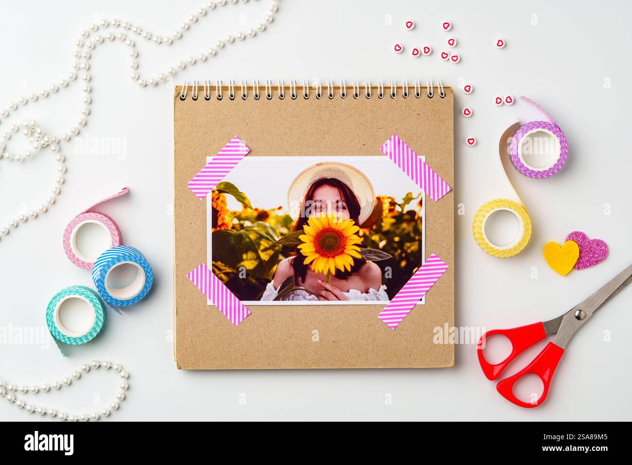 Creazione di una pagina di album personalizzata con un vivace girasole ed elementi decorativi Foto Stock