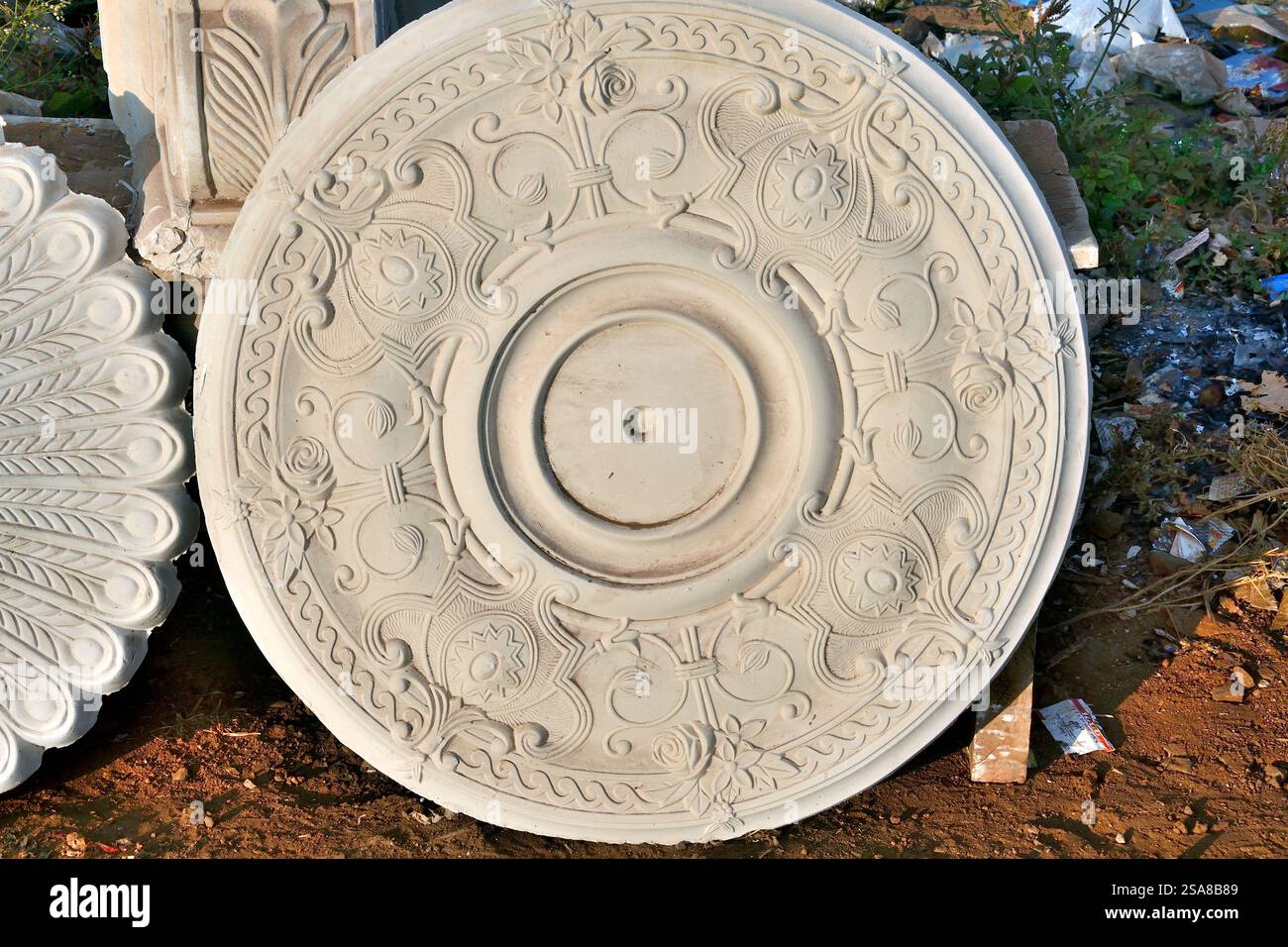 Ruota scolpita, realizzata con intricati lavori in pietra, venduta per le strade di Bidar, Karnataka, India Foto Stock