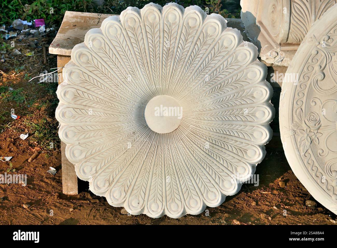 Ruota scolpita, realizzata con intricati lavori in pietra, venduta per le strade di Bidar, Karnataka, India Foto Stock