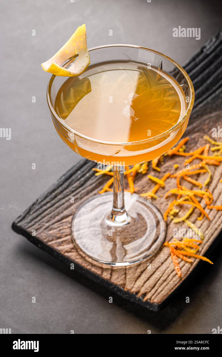 Cocktail di lusso con agrumi in cristallo su tavolo in pietra grigia Foto Stock