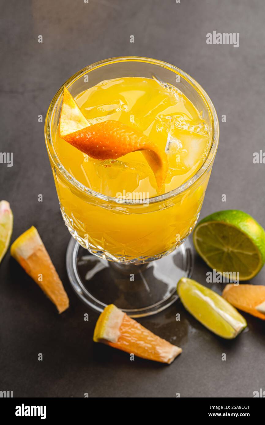 Cocktail di lusso con agrumi in cristallo su tavolo in pietra grigia Foto Stock