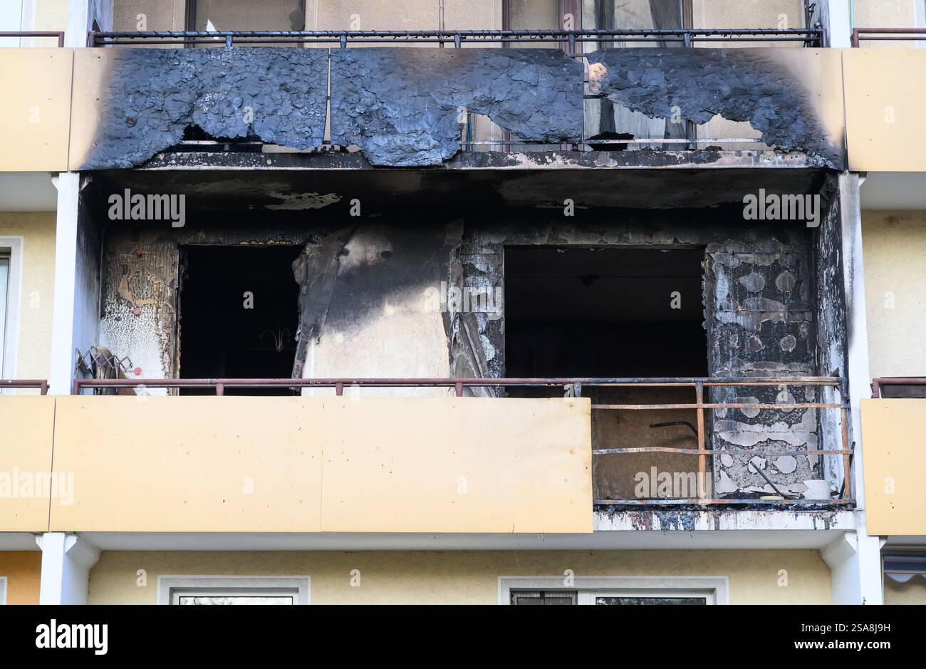 29 gennaio 2025, Brandeburgo, Francoforte (Oder): Un appartamento al secondo piano di un condominio è bruciato. Tre persone sono morte in un incendio in un appartamento a Francoforte (Oder). Questo è stato annunciato dai vigili del fuoco della città su richiesta. I servizi di emergenza sono stati allertati in tarda serata il martedì alle 22 circa. Diversi media avevano riferito in precedenza. Come riportò il "Märkische Oderzeitung", le fiamme sparavano già da una finestra del balcone quando arrivarono i servizi di emergenza. Durante i lavori di estinzione, un certo numero di altri residenti della casa sono stati portati fuori Foto Stock