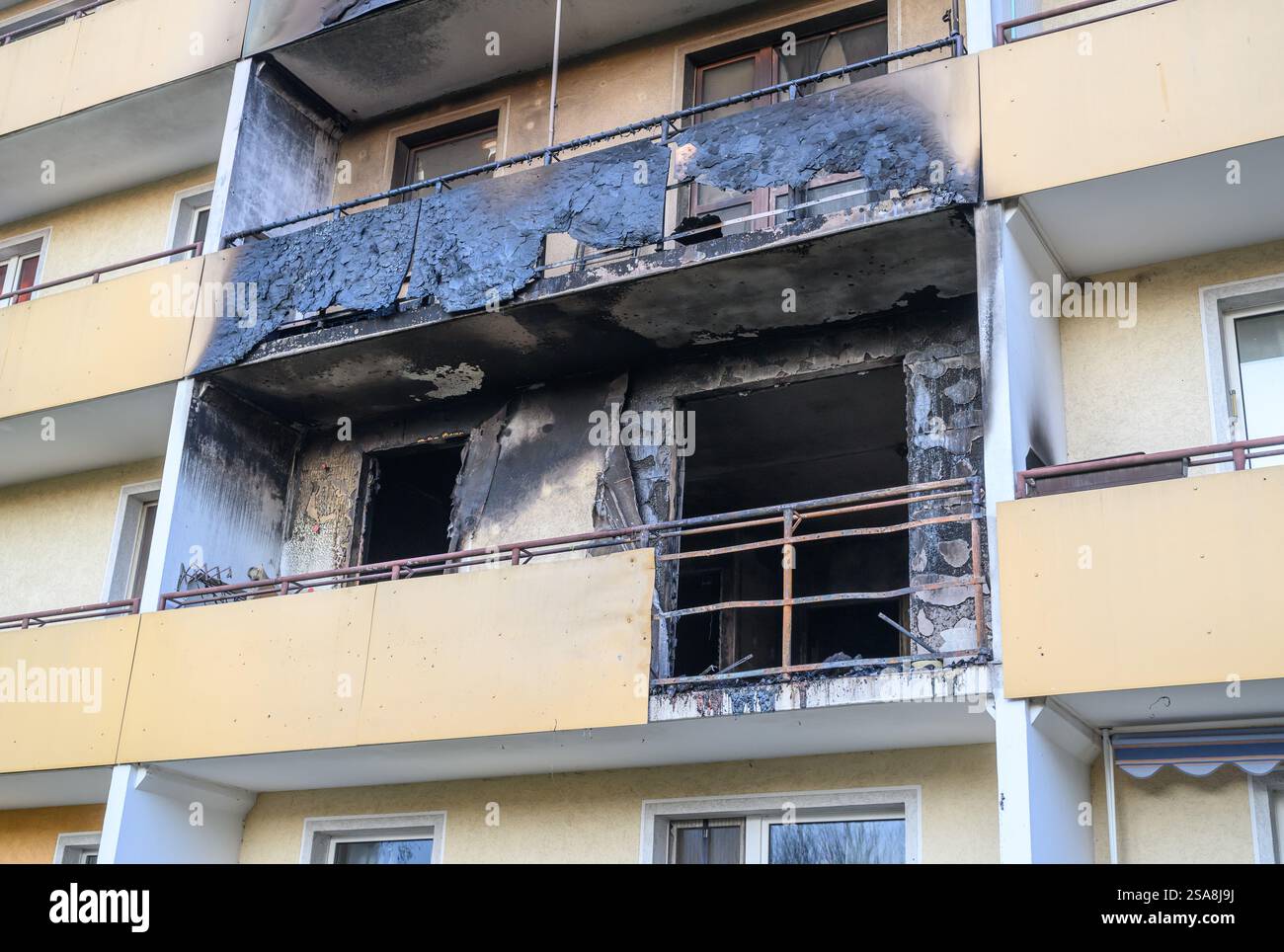 29 gennaio 2025, Brandeburgo, Francoforte (Oder): Un appartamento al secondo piano di un condominio è bruciato. Tre persone sono morte in un incendio in un appartamento a Francoforte (Oder). Questo è stato annunciato dai vigili del fuoco della città su richiesta. I servizi di emergenza sono stati allertati in tarda serata il martedì alle 22 circa. Diversi media avevano riferito in precedenza. Come riportò il "Märkische Oderzeitung", le fiamme sparavano già da una finestra del balcone quando arrivarono i servizi di emergenza. Durante i lavori di estinzione, un certo numero di altri residenti della casa sono stati portati fuori Foto Stock