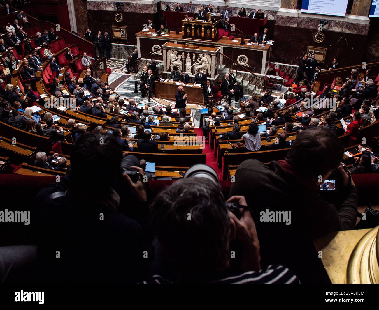 FRANCIA-POLITICA-GOVERNO-PARLAMENTO l'Assemblea nazionale, il Parlamento francese, durante la sessione delle interrogazioni al governo. Parigi, 28 gennaio 2025. PARIGI ILE-DE-FRANCE FRANCIA COPYRIGHT: XANDREAXSAVORANIXNERIX FRANCE-POLITICS-GOVERNMENT-PARLI ASAVORANINERI-16 Foto Stock