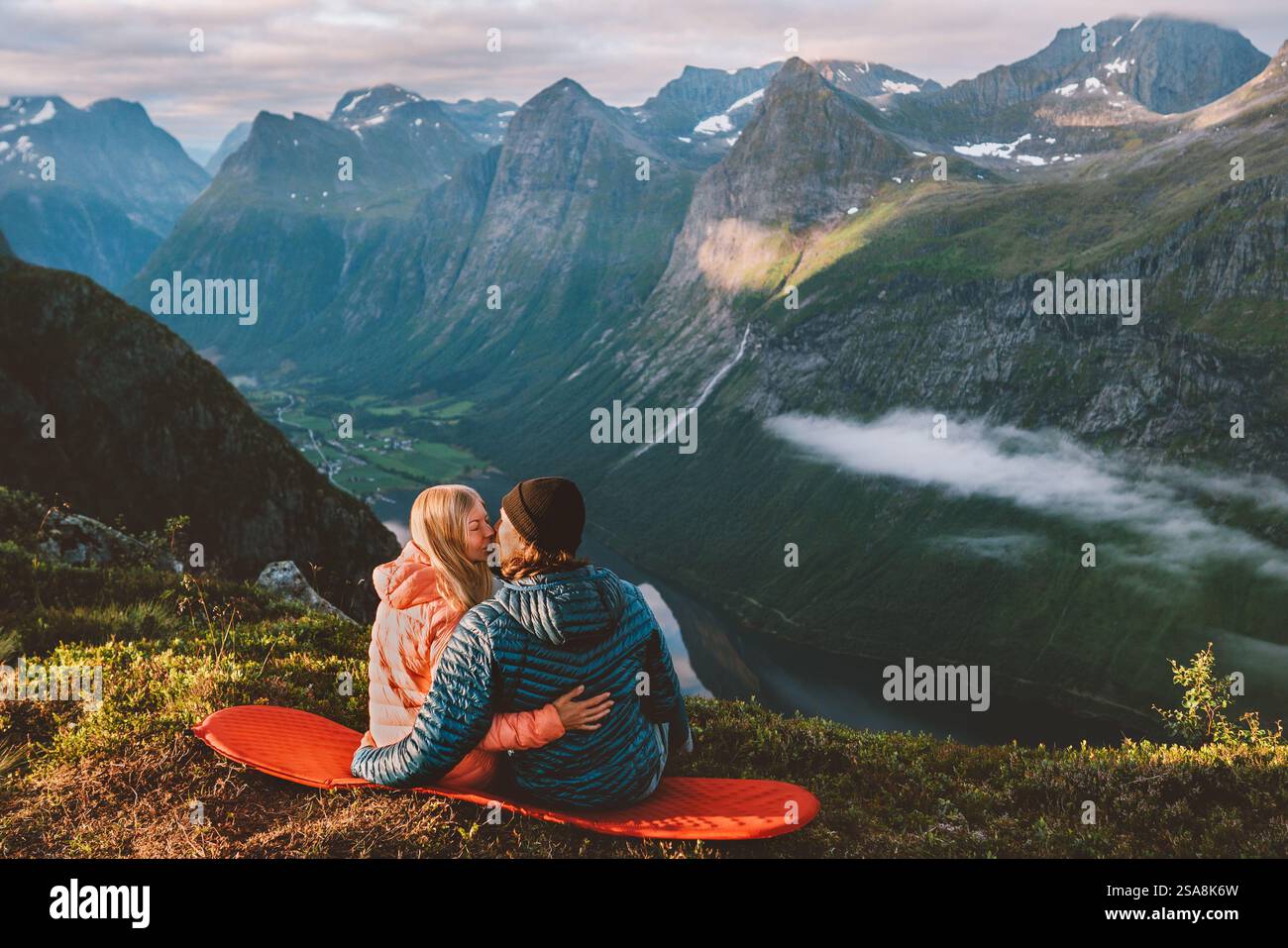 Coppia in amore baciare viaggiare insieme vacanze romantiche all'aperto uomo e donna escursioni in montagna relazione di famiglia stile di vita sano attivo, N Foto Stock
