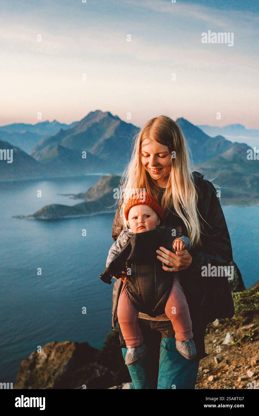 Famiglia viaggio madre escursioni con portabicchieri stile di vita sano tempo libero per la famiglia vacanze estive in Norvegia mamma con bambino che esplora Lofoten islan Foto Stock