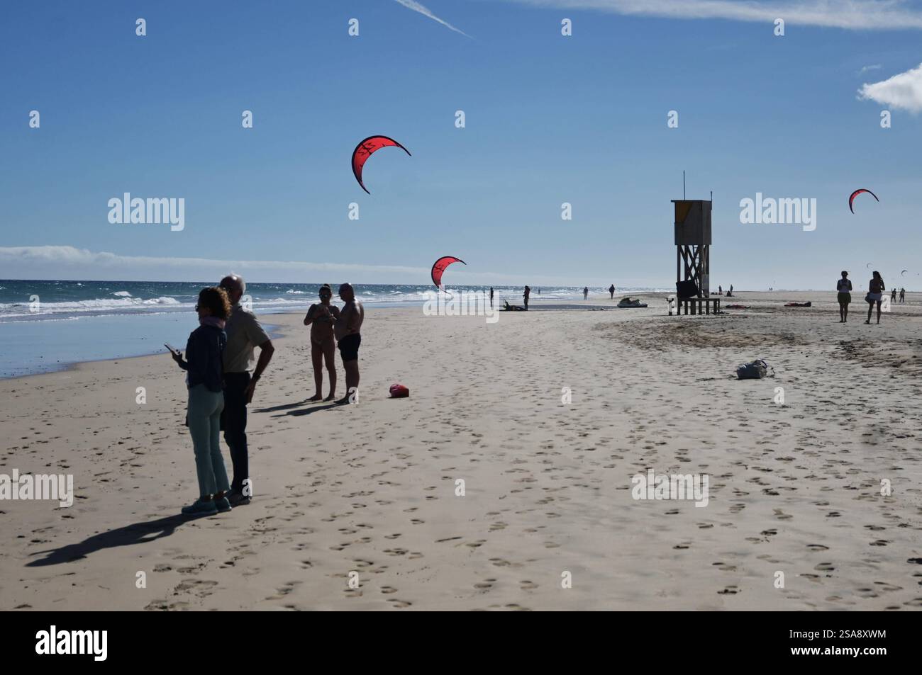 Costa calma ist ein Ort auf der Kanarischen Insel Fuerteventura, spagnolo. Er liegt am Beginn der Halbinsel Jandia, Die den südlichen Teil von Fuerte einnimmt. Angesichts der weitläufigen Strände und des ganzjährig sonnigen Klimas gehört Costa calma zu einem der beliebtesten Ferienorte der Kanaren. Der Ort Hat rund 5500 Einwohner und ist wie Morro Jable und Solana Matorral Teil der Gemeinde Pajara. Foto: Kurs zum Kitesurfen am Strand der Playa de Sotavento *** Costa calma è una città sull'isola Canaria di Fuerteventura, Spagna si trova all'inizio della penisola di Jandia, che occupa Foto Stock