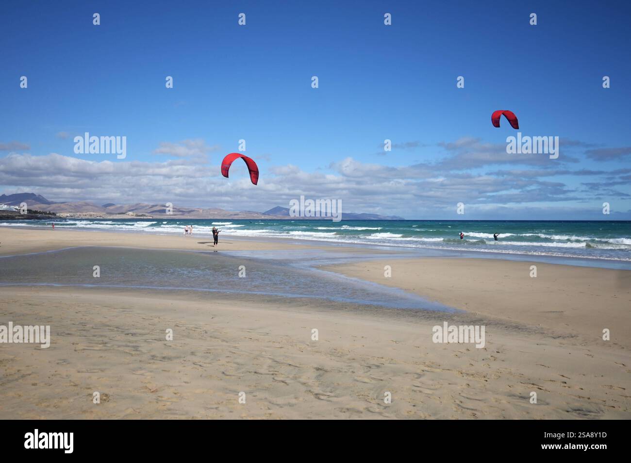 Costa calma ist ein Ort auf der Kanarischen Insel Fuerteventura, spagnolo. Er liegt am Beginn der Halbinsel Jandia, Die den südlichen Teil von Fuerte einnimmt. Angesichts der weitläufigen Strände und des ganzjährig sonnigen Klimas gehört Costa calma zu einem der beliebtesten Ferienorte der Kanaren. Der Ort Hat rund 5500 Einwohner und ist wie Morro Jable und Solana Matorral Teil der Gemeinde Pajara. Foto: Trockenübung für Kitesurfer am Strand der Playa de Sotavento *** Costa calma è una città delle Canarie di Fuerteventura, Spagna si trova all'inizio della penisola di Jandia, che Foto Stock