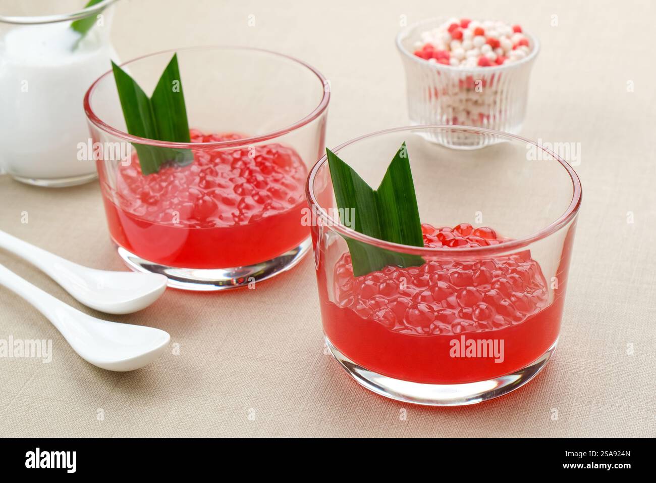 Bubur Sagu Mutiara, porridge di dessert indonesiani. A base di sago di perle, zucchero, foglie di panda e latte di cocco. Foto Stock