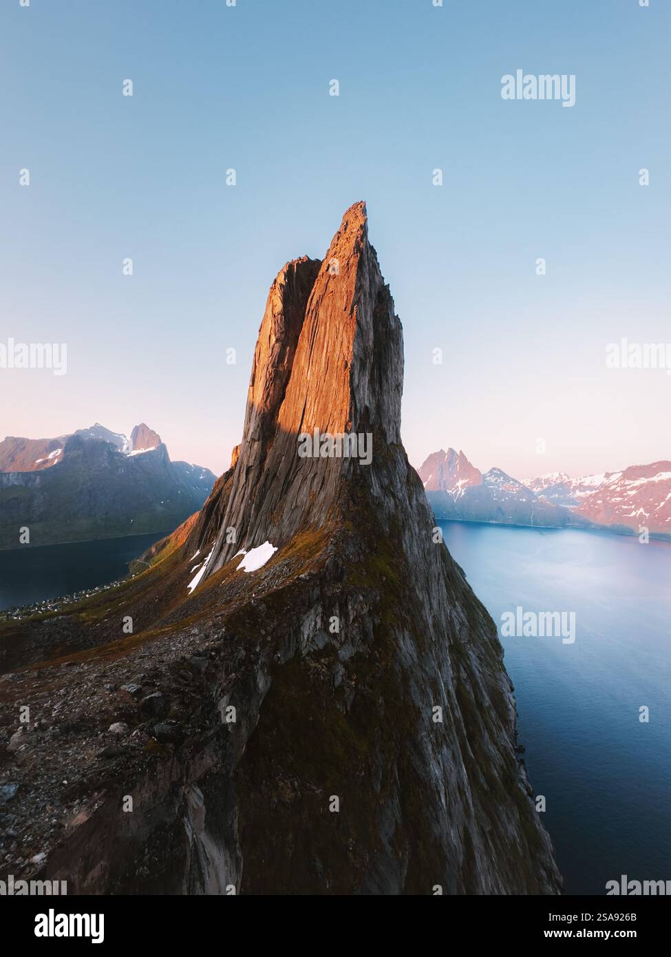 Paesaggio della Norvegia settentrionale, montagna di Segla, isola di Senja, tramonto, picco roccioso sul mare, viaggio verso splendide destinazioni, paesaggio natura scandinava famo Foto Stock