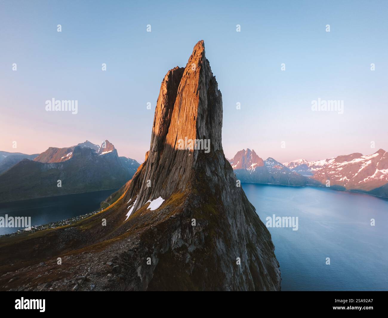 La montagna di Segla, nel nord della Norvegia, il paesaggio del tramonto, l'isola di Senja, il sole di mezzanotte, le montagne sopra il fiordo, e le bellissime destinazioni paesaggi scandi Foto Stock