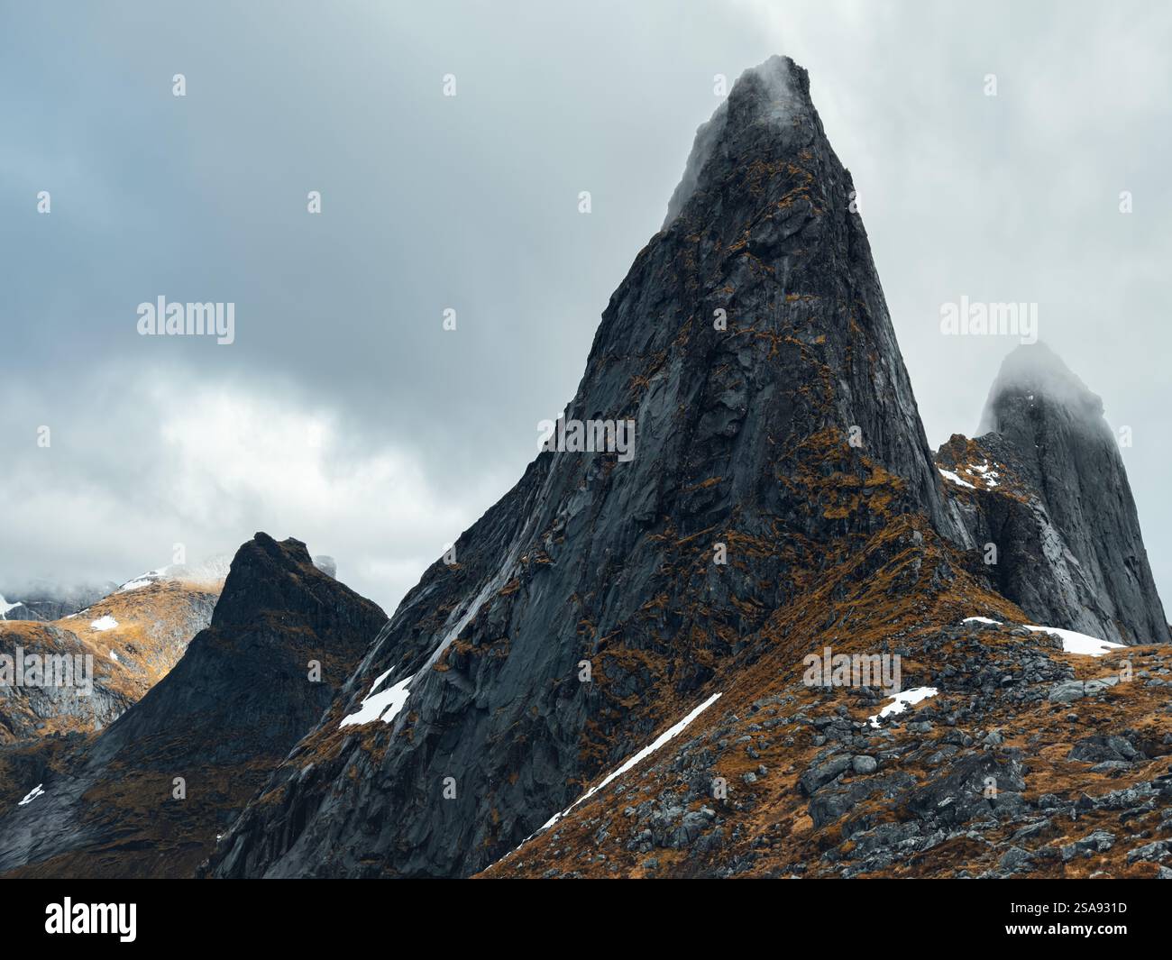 Picco roccioso di montagna nelle isole Lofoten paesaggio lunare viaggia nel nord della Norvegia Artico scandinavo, vista epica della natura Foto Stock