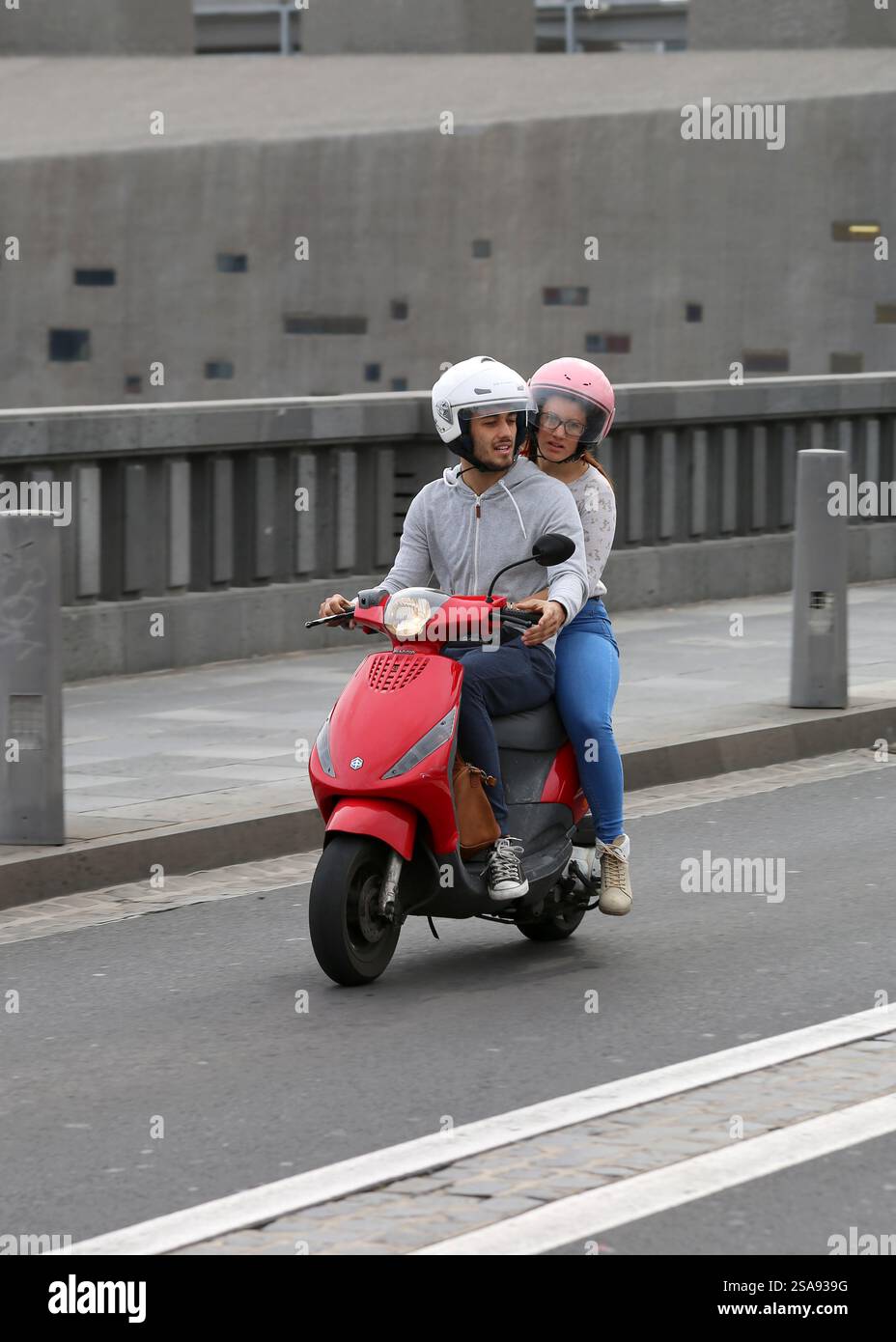 TENERIFE, SPAGNA - 12 DICEMBRE 2014: Giovane coppia non identificata che si gode un giro in scooter Foto Stock