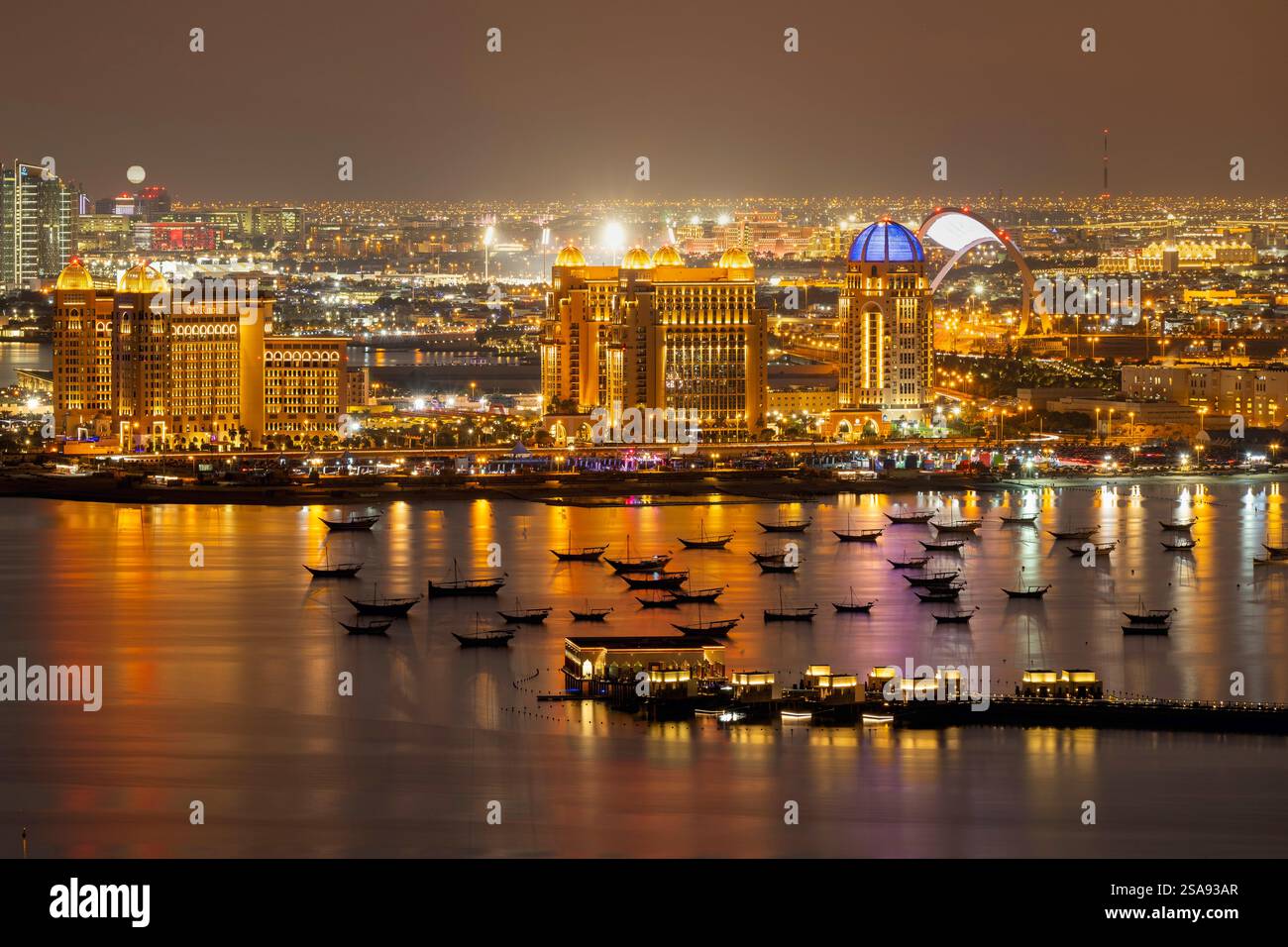 Doha, Qatar - 20 dicembre 2024: Vista aerea del paesaggio culturale di Katara e di st regis Doha con skyline Foto Stock