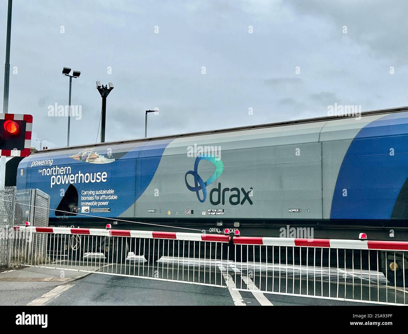 Rete ferroviaria del Regno Unito, trasporto di carburante biologico per ferrovia alla stazione di Drax Power, passando per Knottingley nel West Yorkshire, Inghilterra settentrionale. Foto Stock