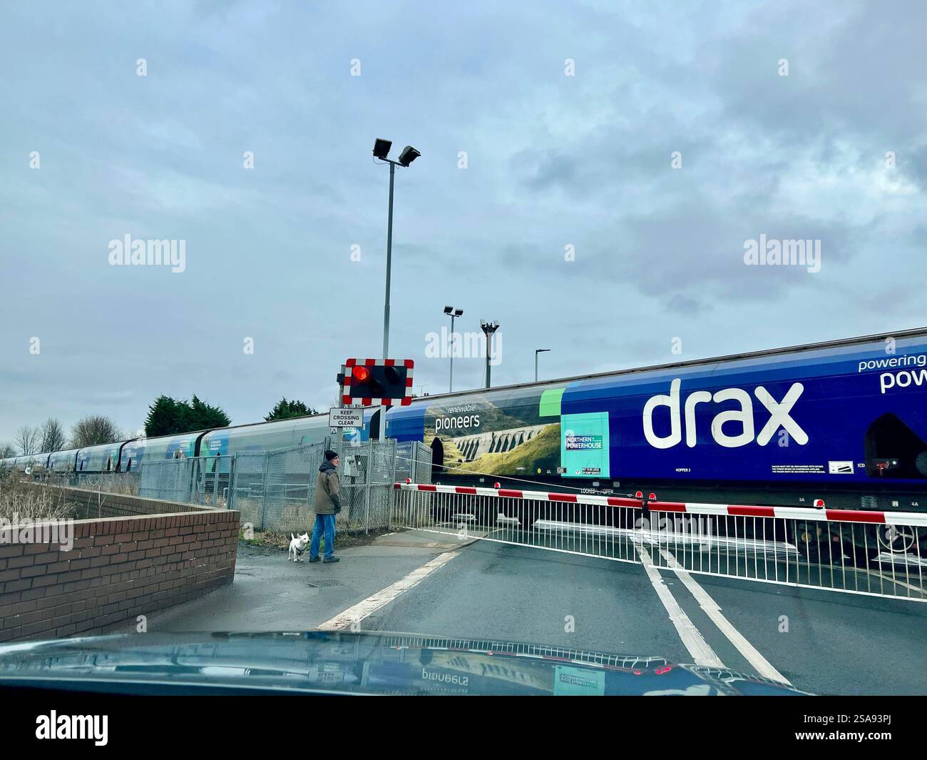 Rete ferroviaria del Regno Unito, trasporto di carburante biologico per ferrovia alla stazione di Drax Power, passando per Knottingley nel West Yorkshire, Inghilterra settentrionale. Foto Stock