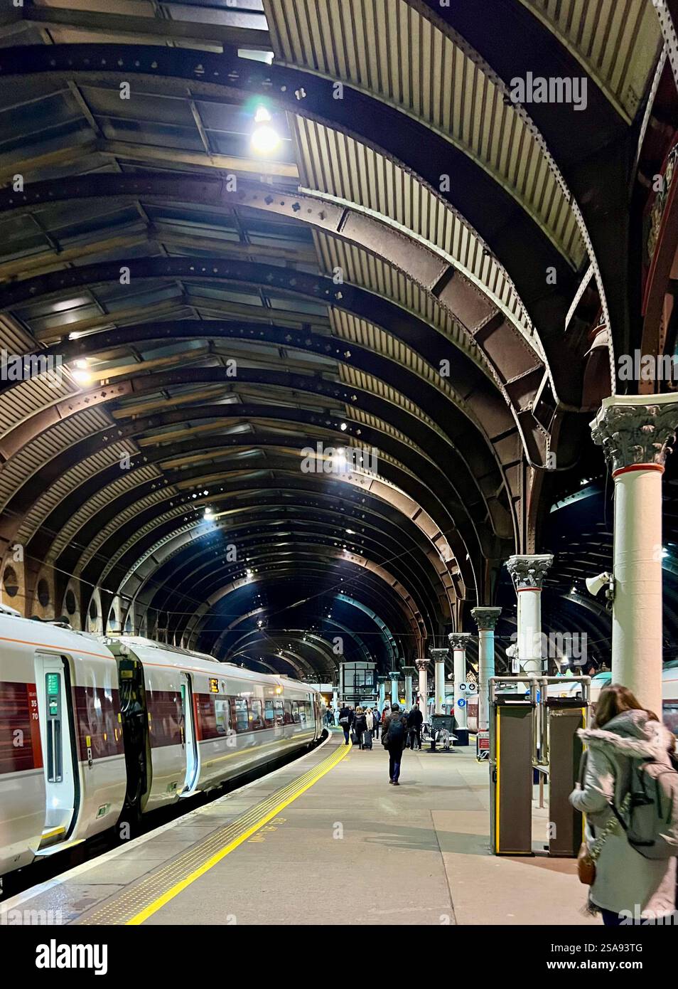 Passeggeri in attesa nella magnificenza della stazione ferroviaria di York, North Yorkshire, North East England, Regno Unito Foto Stock