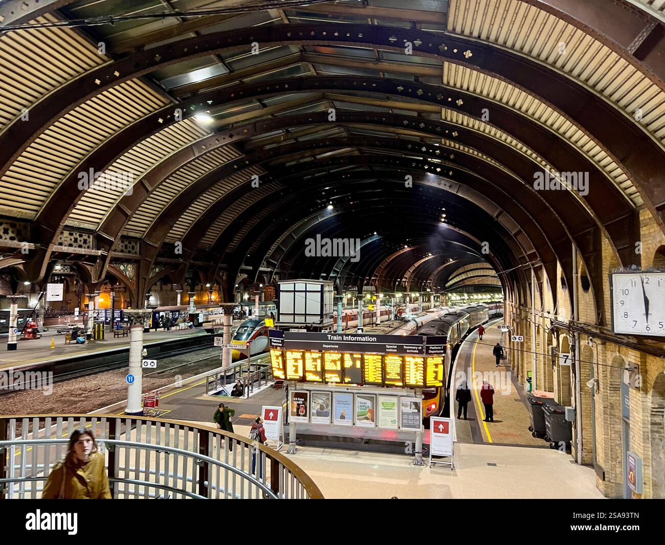 La magnificenza della stazione ferroviaria di York, North Yorkshire, North East England, Regno Unito Foto Stock