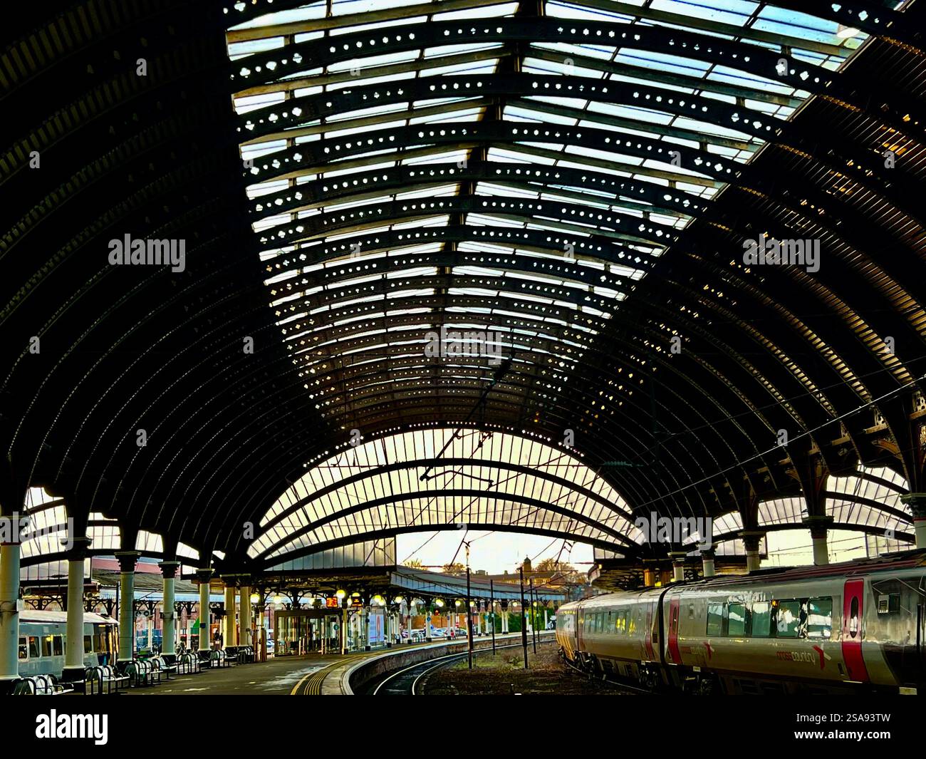 Il tetto magnificamente progettato della stazione ferroviaria di York, North Yorkshire, North East England, Regno Unito Foto Stock