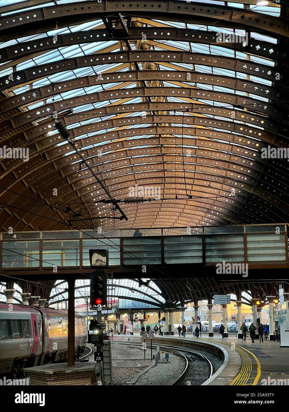 Il tetto magnificamente progettato della stazione ferroviaria di York, North Yorkshire, North East England, Regno Unito Foto Stock