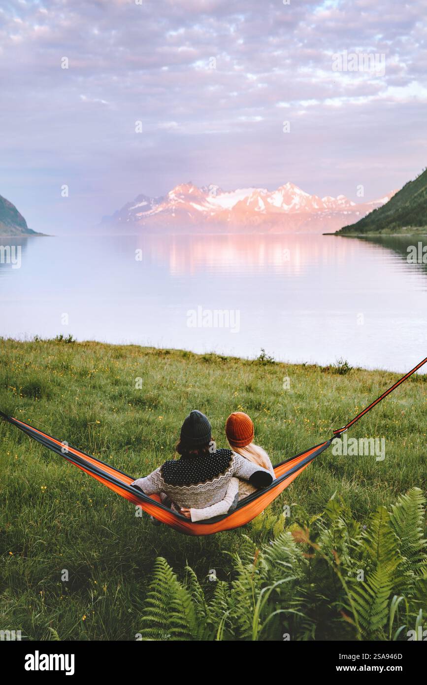 Coppia innamorata che abbraccia amaca uomo e donna che viaggiano insieme in Norvegia vacanze in famiglia stile di vita campeggio estivo fidanzato e fidanzata all'aperto Foto Stock