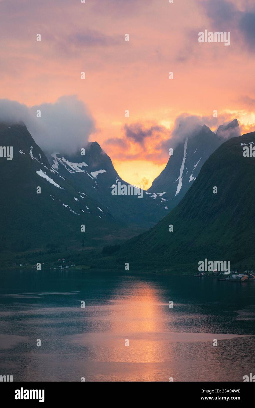 Paesaggio della Norvegia Senja isola tramonto montagne e mare Bergsbotn punto panoramico punti di riferimento scandinavi viaggio splendide destinazioni natura settentrionale Midnig Foto Stock