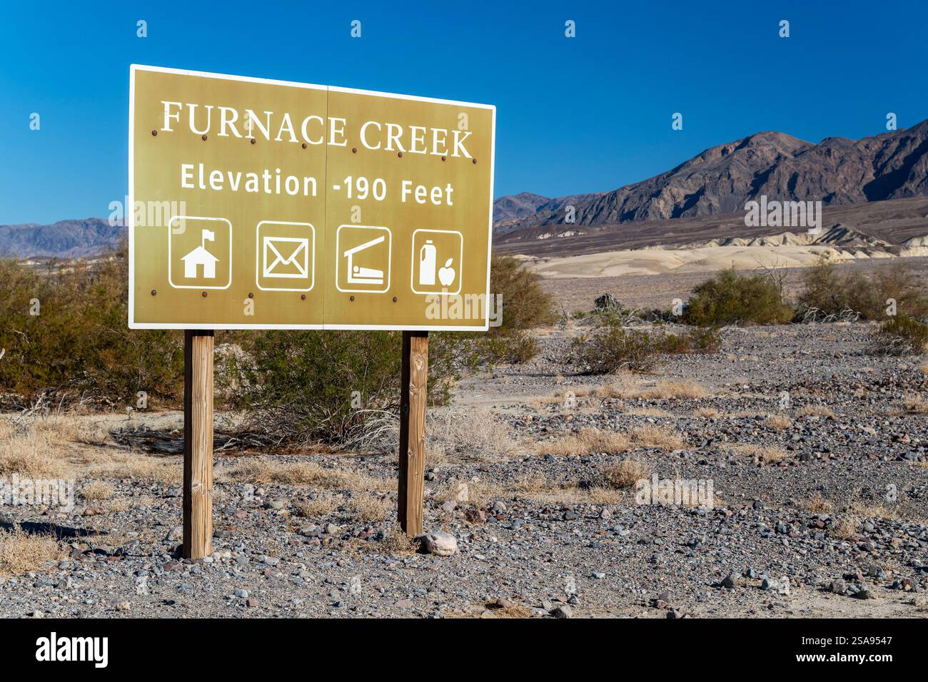 Cartello stradale a 190 metri sotto il livello del mare, Furnace Creek, Death Valley National Park, California, USA Foto Stock