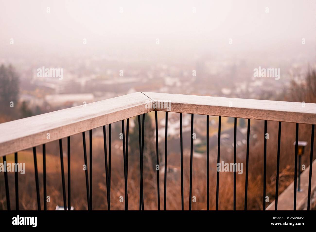 piattaforma di osservazione sopra la nebbia Foto Stock