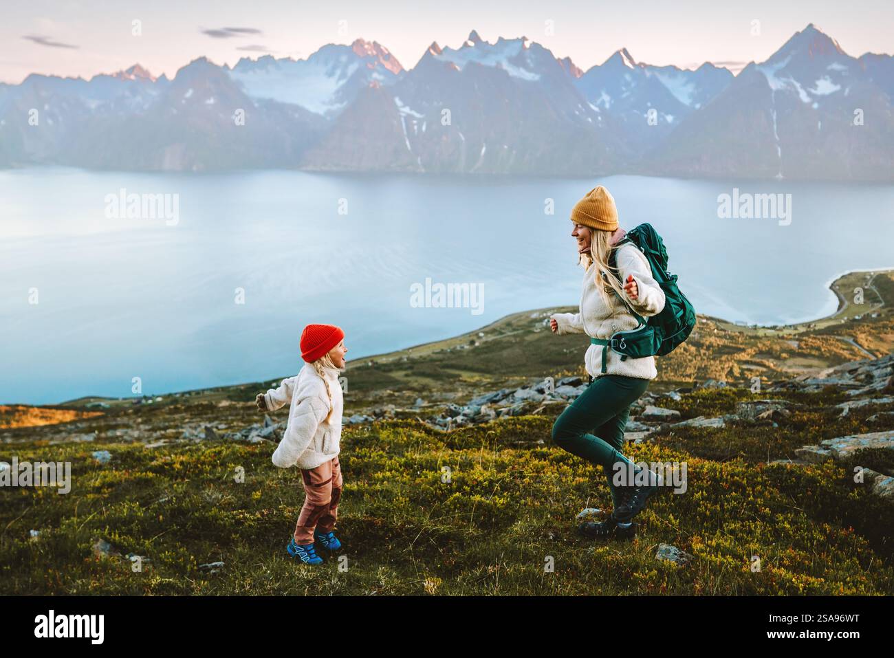 Madre e bambino divertirsi escursioni in montagna famiglia felice stile di vita sano vacanze di viaggio all'aperto, mamma e figlia zaino in spalla in Norvegia togeth Foto Stock