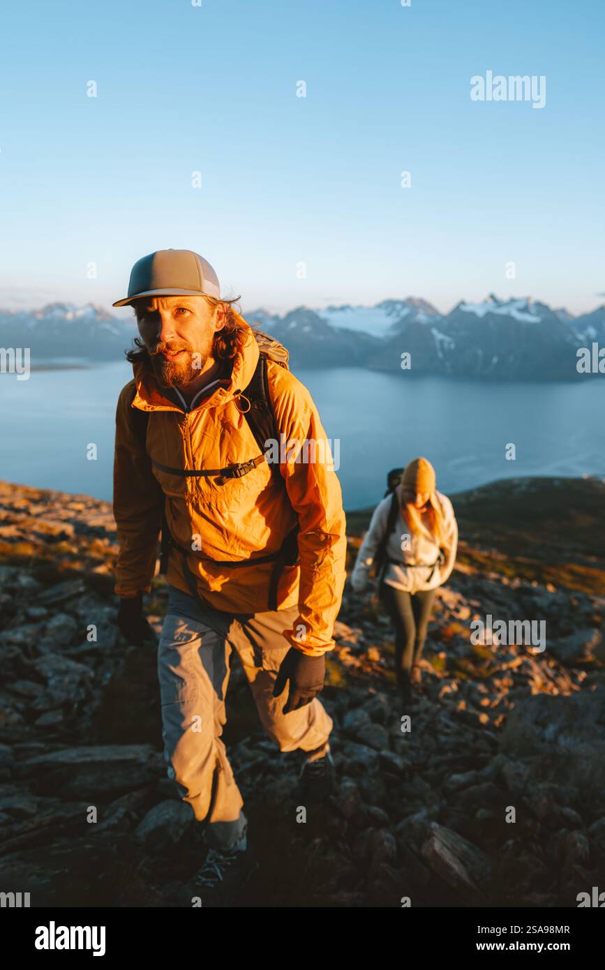 Guida alpina uomo e donna escursioni in Norvegia insieme stile di vita sano persone attive all'aperto vacanze in famiglia avventura tour, amici arrampicata toget Foto Stock