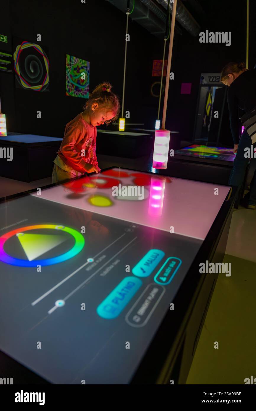 Praga, repubblica Ceca - 1 settembre 2023: Museo interattivo dei colori, arte digitale al neon nel centro commerciale Westfield Chodov a Praga. Virtuale Foto Stock