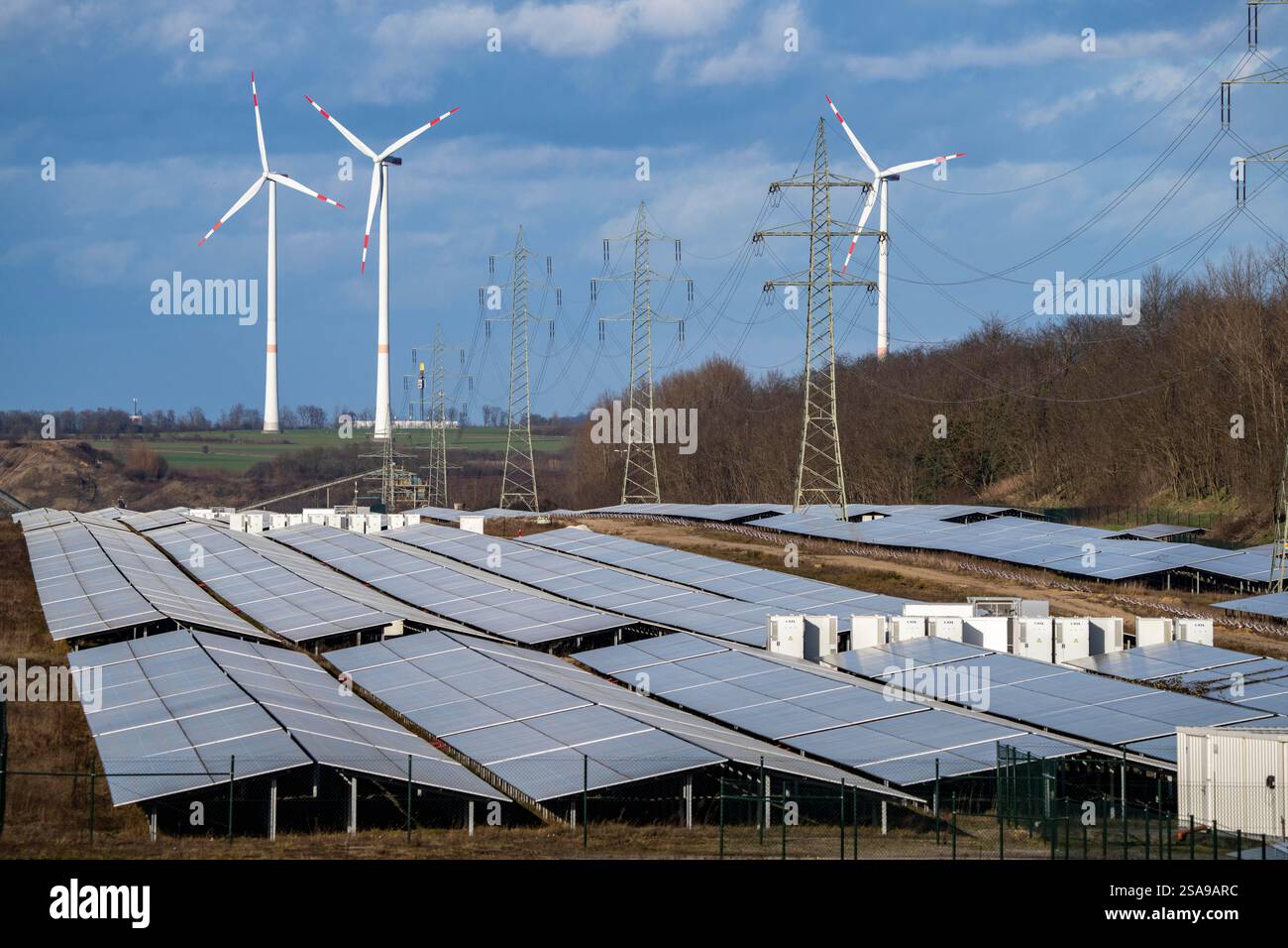 Parco solare di 20 MWp in aree di estrazione a cielo aperto recultivate presso la miniera a carbone aperto Garzweiler, impianti fotovoltaici montati a terra con integra Foto Stock