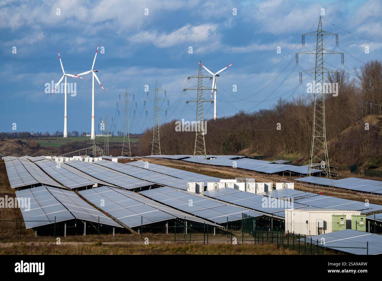 Parco solare di 20 MWp in aree di estrazione a cielo aperto recultivate presso la miniera a carbone aperto Garzweiler, impianti fotovoltaici montati a terra con integra Foto Stock