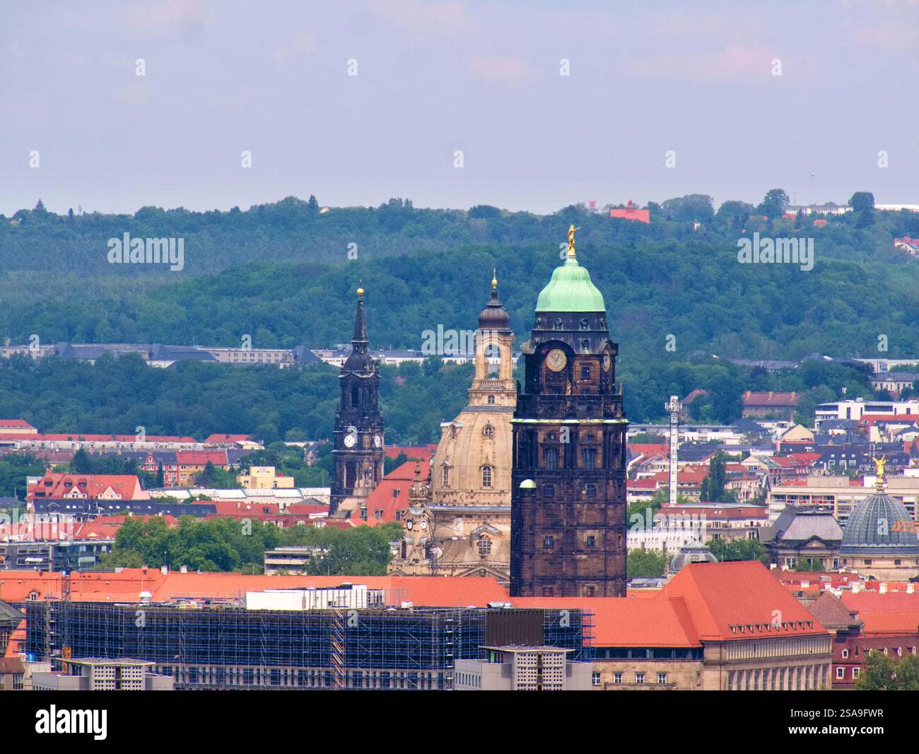 Nuovo municipio. Vista della città di Dresda con l'imponente Municipio nuovo come motivo centrale della silhouette della città. L'architettura riflette la storia di Foto Stock