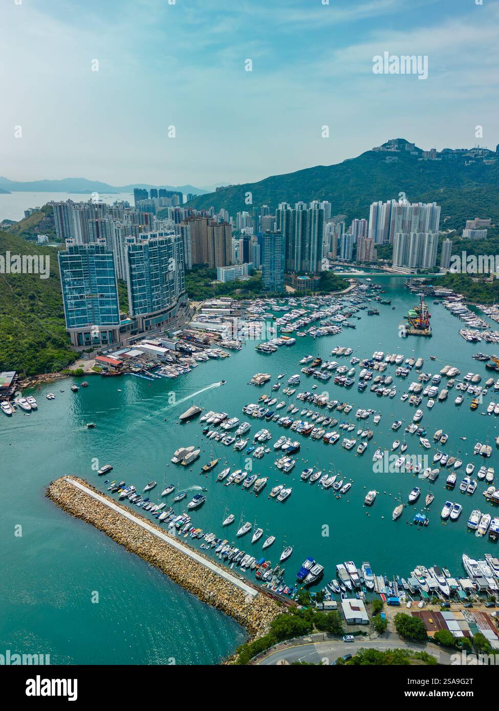 Vista verticale aerea degli appartamenti e del porticciolo di Hong Kong Foto Stock