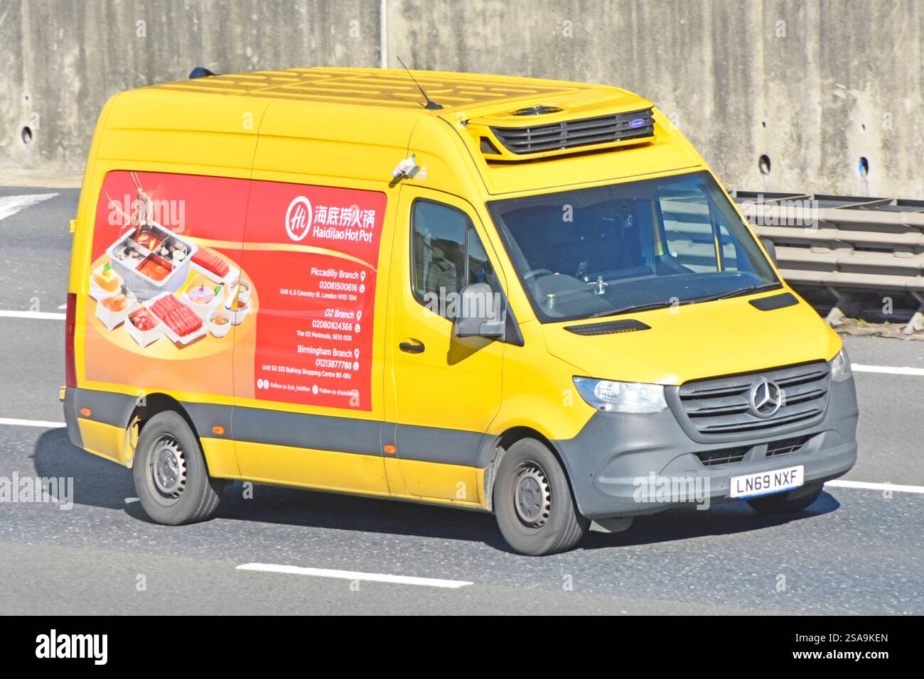 Catena alimentare cinese Haidilao Hotpot un furgone per consegne raffreddato Mercedes che fornisce i suoi ristoranti che percorre l'autostrada M25 Essex Inghilterra Regno Unito Foto Stock