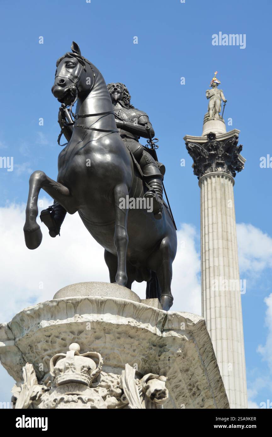 Statua storica di Carlo 1 equitazione sul posto dell'originale colonna dei figli della Regina Eleanor's Cross in Trafalgar Square Londra Inghilterra Regno Unito Foto Stock