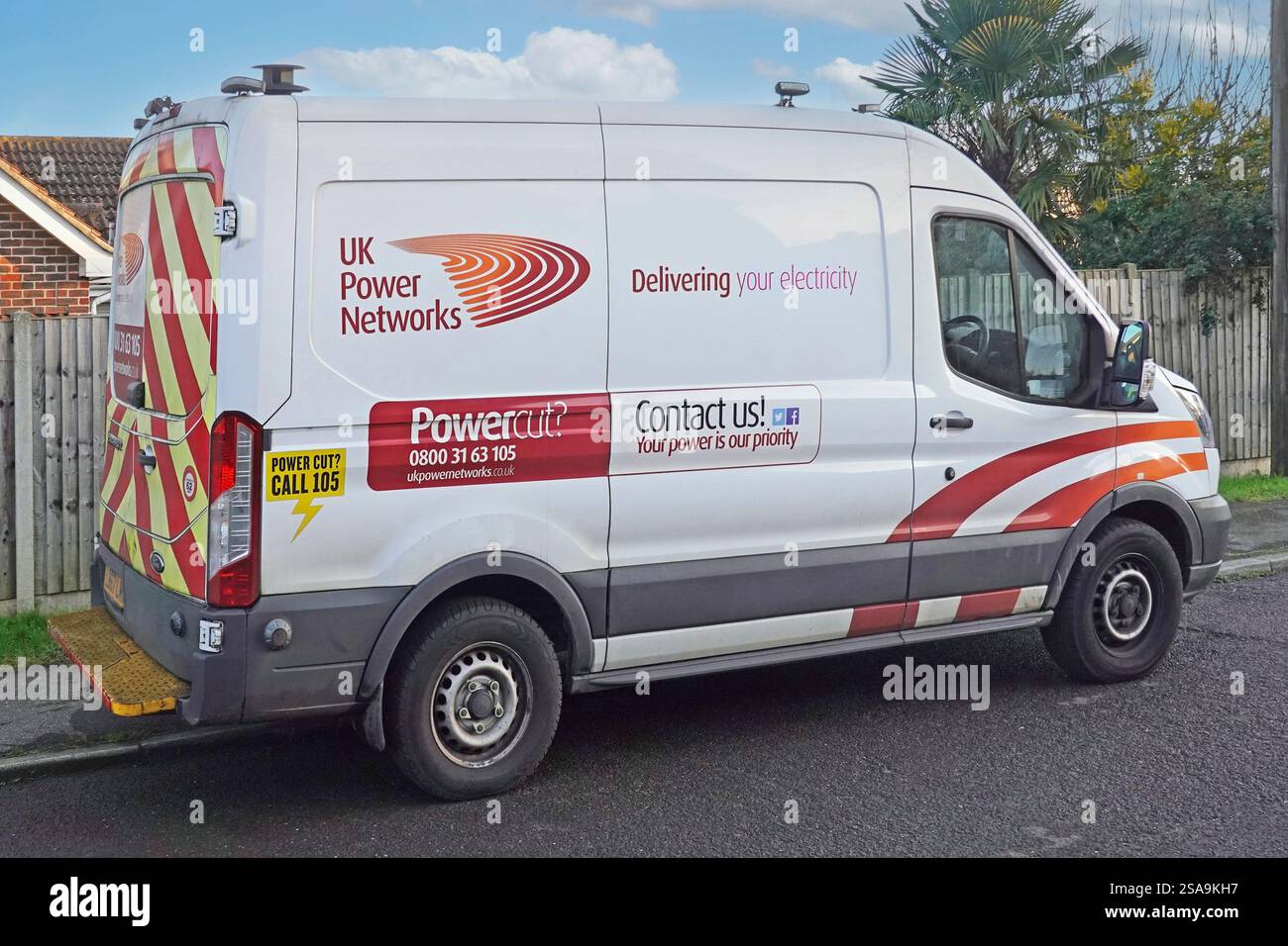 Firma UK Power Networks Written Delivering Your Electricity un veicolo commerciale Ford Transit utilizzato da un ingegnere e parcheggiato in una strada residenziale nell'Essex Foto Stock
