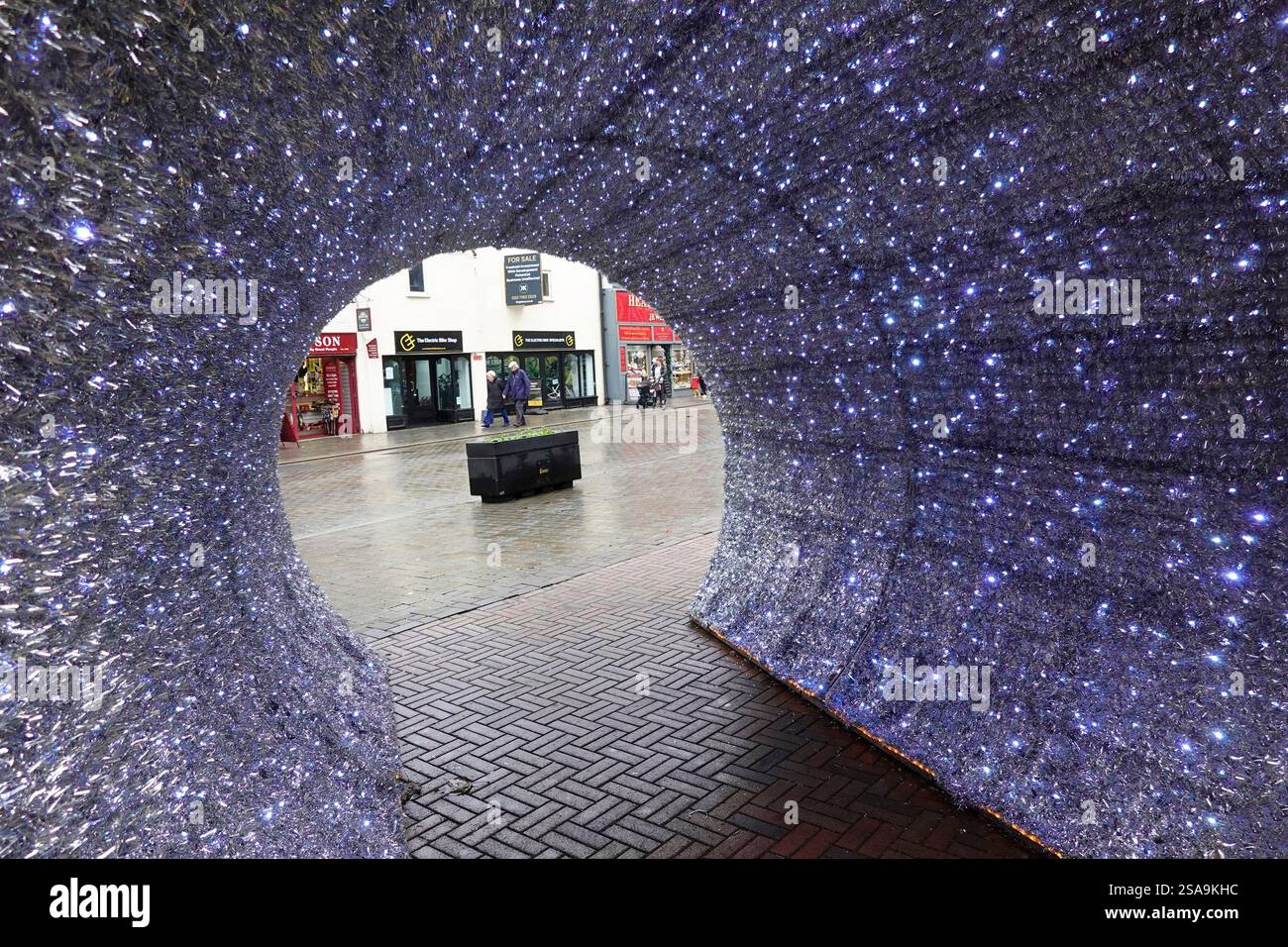 Decorazioni natalizie negli interni di Brentwood High Street con illuminazione blu e argento, possibilità di scattare foto di famiglia nell'arco a tunnel per posare nell'Essex, Inghilterra, Regno Unito Foto Stock